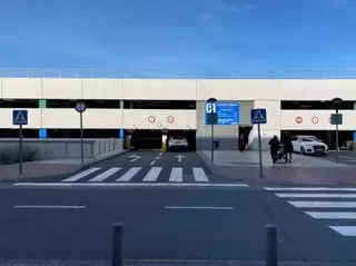 PSOE anuncia que llevará a la Asamblea el presunto alquiler de plazas de aparcamiento en el Hospital Puerta de Hierro a la marca Porsche.