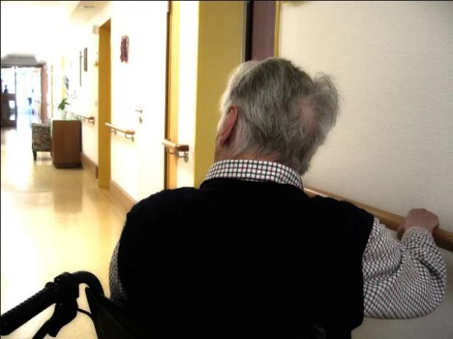 Sanidad interviene 144 residencias con 57 equipos presenciales sanitarios y el SUMMA realiza más de 4.200 traslados de residentes a hospitales