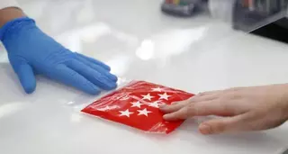 A partir de hoy los mayores de 65 años pueden recoger otras dos mascarillas gratuitas en las farmacias madrileñas