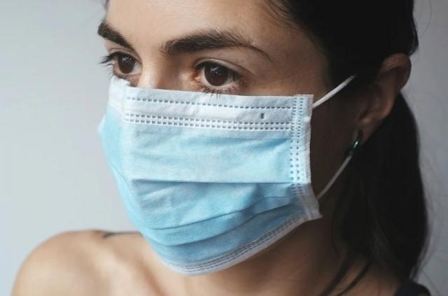 El gobierno madrileño pide a los jóvenes que usen la mascarilla, eviten aglomeraciones y mantengan la distancia interpersonal