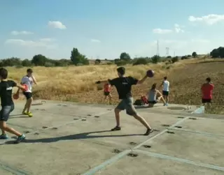 Deportistas del Club de Atletismo de Majadahonda denuncian que no disponen de ningún espacio para practicar sus lanzamientos