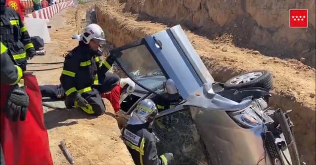 Herida una anciana tras caer a una zanja con su coche