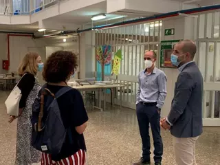 El Ayuntamiento pone en marcha dispositivos de seguridad y más limpieza en los centros en la vuelta al cole