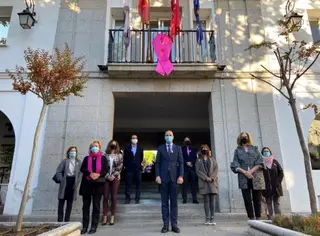 El Ayuntamiento se ilumina de rosa por el Día Mundial Contra el Cáncer de Mama