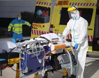 Un nuevo sistema en las UVIs móviles suple la respiración del paciente grave en su traslado al Hospital Puerta de Hierro