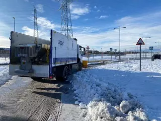 Majadahonda refuerza sus medios técnicos con retroexcavadoras y tractores para retirar la gran cantidad de nieve acumulada