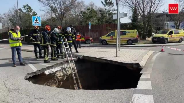 La tierra se traga un coche en Majadahonda