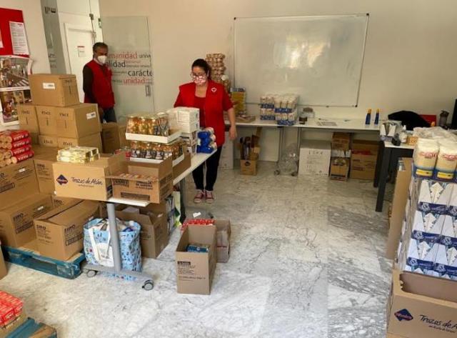 Cruz Roja reparte cerca de 4000 kg de alimentos a 54 familias de Majadahonda y Las Rozas