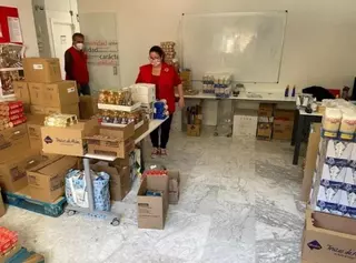 Cruz Roja reparte cerca de 4000 kg de alimentos a 54 familias de Majadahonda y Las Rozas
