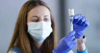 La próxima semana comienza la vacunación para los madrileños de 77, 78 y 79 años en los Centros de Salud