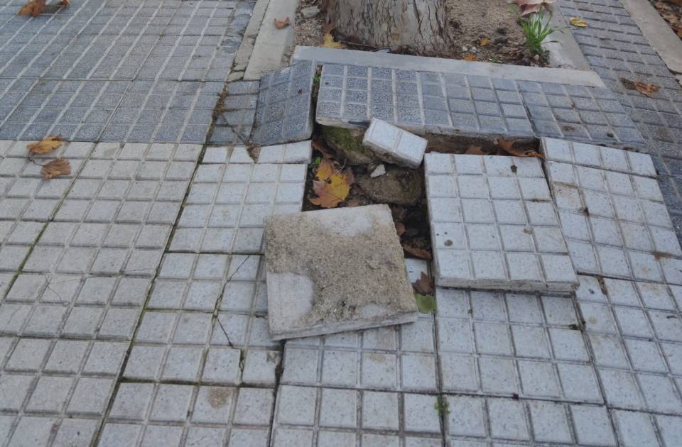 El PSOE de Majadahonda denuncia el mal estado de aceras, calles y parques de la ciudad