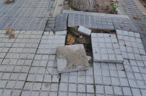 El PSOE de Majadahonda denuncia el mal estado de aceras, calles y parques de la ciudad