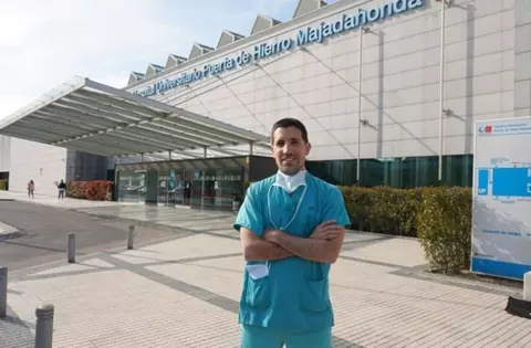 El médico que recorrió 17 km por la nieve para llegar a su guardia del Puerta de Hierro de Majadahonda, nominado a los Premios Laureus 