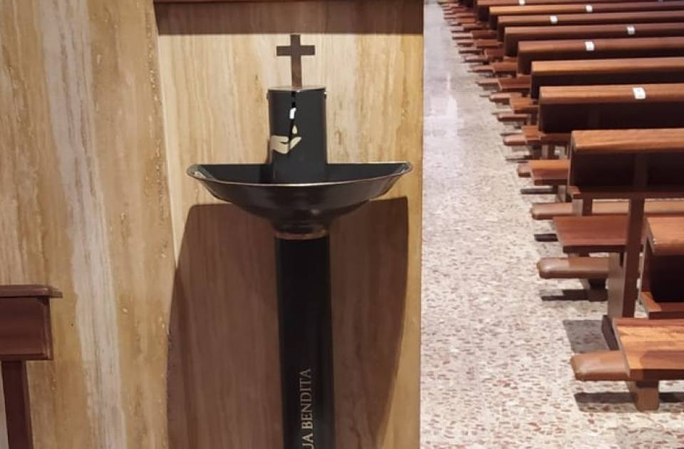 Una parroquia de Pozuelo pionera en la instalación de un dispensador automático de agua bendita para reducir el riesgo de COVID19
