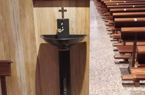 Una parroquia de Pozuelo pionera en la instalación de un dispensador automático de agua bendita para reducir el riesgo de COVID19