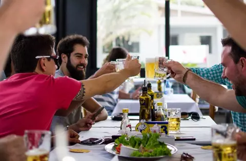 Bares y restaurantes: abiertos hasta más tarde y más comensales por mesa a partir del lunes en la Comunidad de Madrid