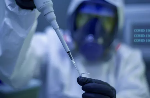 La Comunidad de Madrid adelanta la segunda dosis de AstraZeneca para las personas de entre 60 y 69 años por la variante india