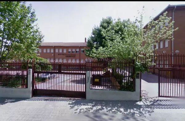 Indignación ante el reparto de pulseras de VOX, por parte de concejales, a escolares menores de edad en Majadahonda
