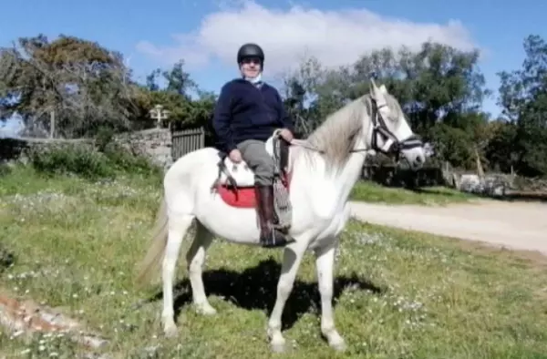 Una vecina de Majadahonda lanza un crowdfunding para que Ángel, que padece inmovilidad tras un ictus, pueda realizar el Camino de Santiago en caballo