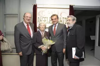 El consejero de Cultura y el alcalde imponen el nombre de Ángeles Santos a la Sala de Exposiciones de la Casa de la Cultura
