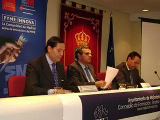 El alcalde y el gerente del IMADE presentan la nueva  programación de las Mesas de Innovación
