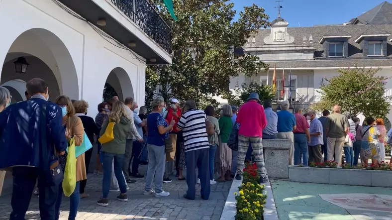 Los mayores de Majadahonda en pie de guerra: falta de espacios, cafetería cerrada y un euro por bailar en el centro Reina Sofía