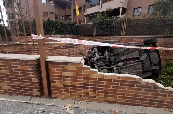 Un turismo sale volando y 'aterriza' en el jardín de una urbanización de Majadahonda