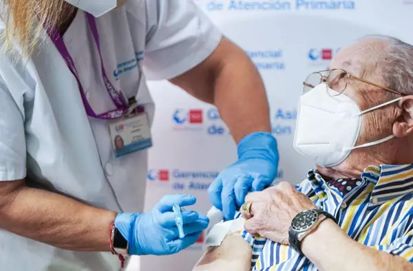 Mayores de 60, enfermos crónicos, embarazadas y personal sanitario y sociosanitario podrán vacunarse de la gripe a partir de hoy 