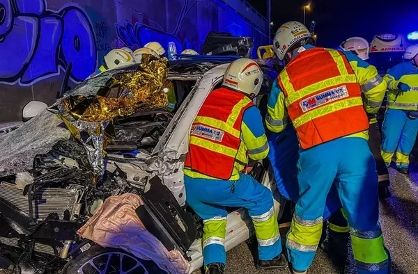 Dos jóvenes graves tras caer un coche desde las vías del Metro Ligero a la M-503 en Pozuelo 