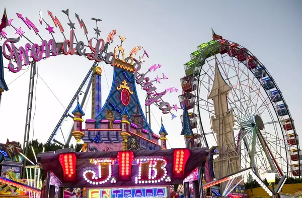 Inaugura el mayor parque navideño del área noroeste con pista de hielo, tiovivo, noria...