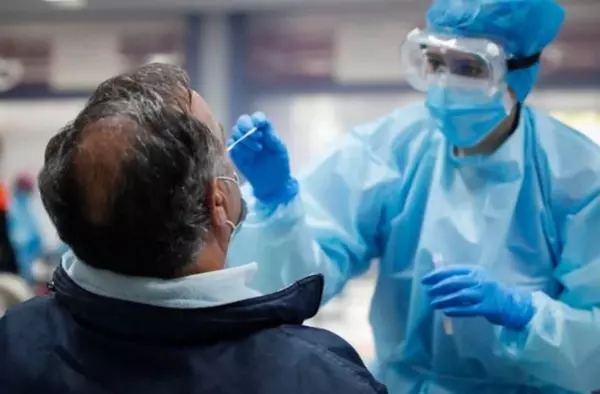 Se abren puntos para hacer test Covid en hospitales públicos madrileños fuera de Urgencias y sólo para sintomáticos