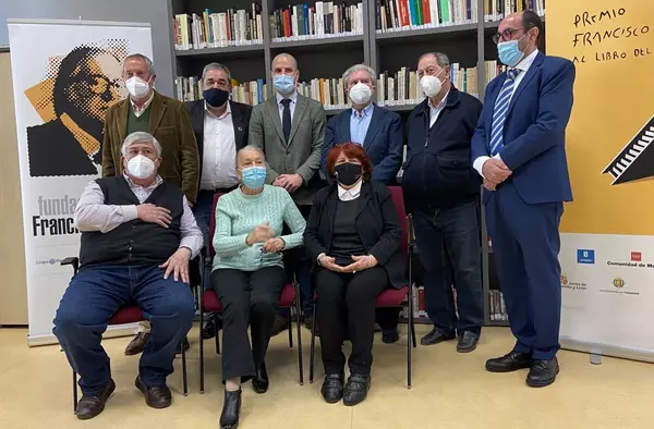 El ensayo 'Morderse la lengua' de Darío Villanueva se alza con el Premio Francisco Umbral 2021