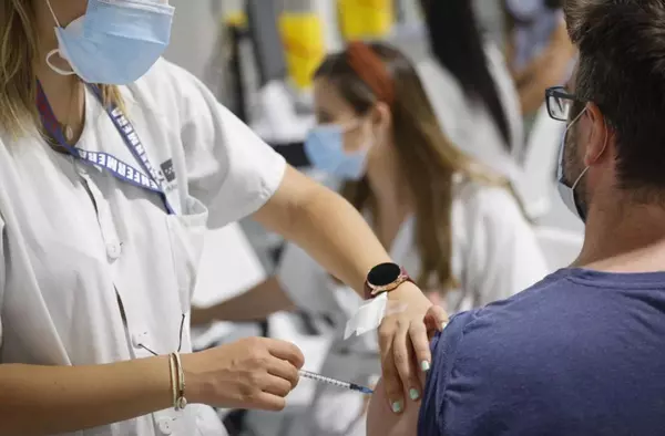 La Comunidad de Madrid realiza un estudio que demuestra cómo la vacunación contra el COVID19 reduce un 60% el riesgo de reinfección