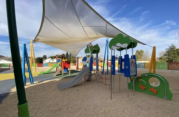 El Ayuntamiento comienza con la renovación de zonas infantiles en parques y centros educativos 