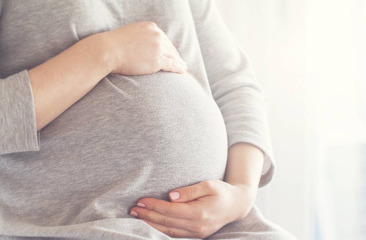 Un hospital público madrileño consigue que una mujer sea madre tras sufrir 13 fallos gestacionales