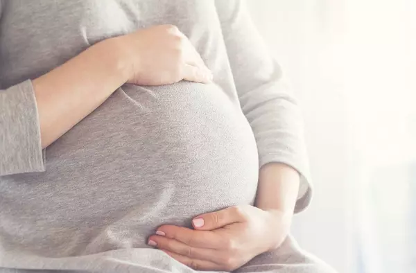 Un hospital público madrileño consigue que una mujer sea madre tras sufrir 13 fallos gestacionales