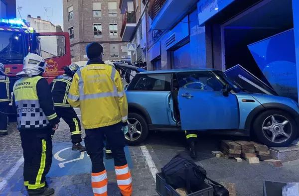 Una conductora es liberada por los bomberos tras empotrar su coche contra un local comercial en Las Rozas