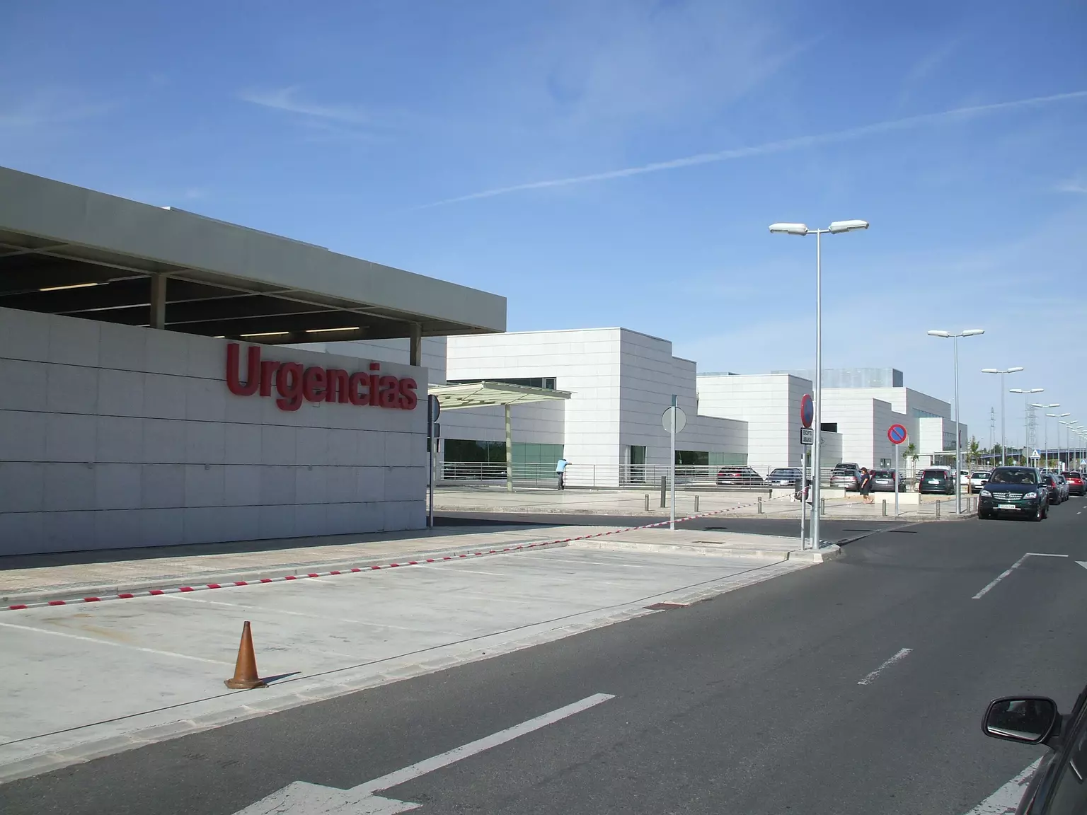 Aparatoso accidente en Majadahonda: un motorista choca contra un turismo en una rotonda