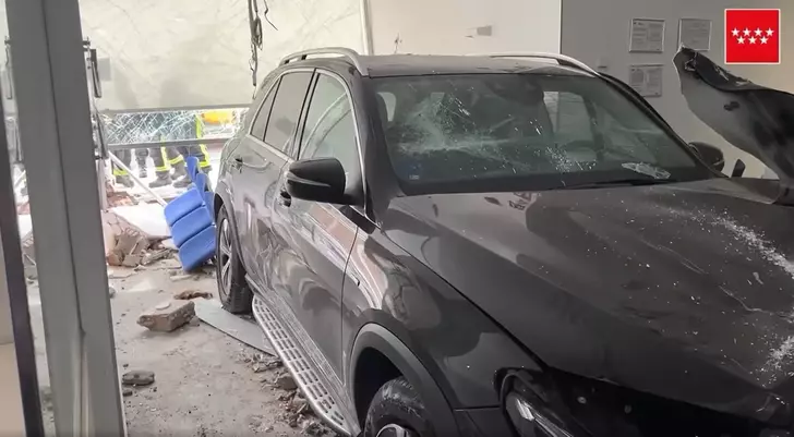 Dos heridos tras empotrarse un coche en un centro médico en Majadahonda