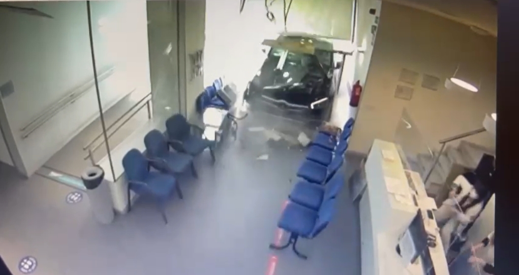 VIDEO: Una trabajadora se salva por segundos del impacto del brutal accidente de Majadahonda