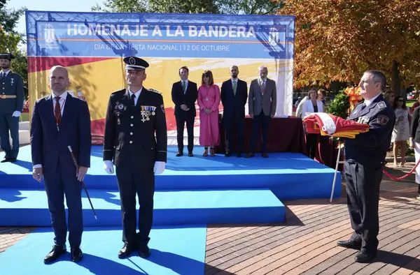 Majadahonda rindió homenaje a la bandera en su tradicional acto por el 12 de octubre 