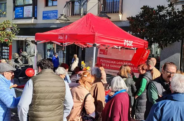 El PSOE de Majadahonda recoge firmas para la construcción del tercer centro de salud, un nuevo edificio de salud mental y una ambulancia medicalizada