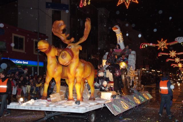Una docena de carrozas y cinco pasacalles componen la Gran Cabalgata de Reyes de 2009 
