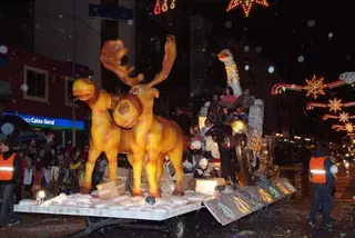 Una docena de carrozas y cinco pasacalles componen la Gran Cabalgata de Reyes de 2009 
