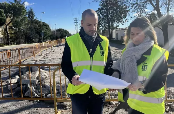 El alcalde visita las obras de accesibilidad del frente del cementerio con una inversión de más de 260.000 euros