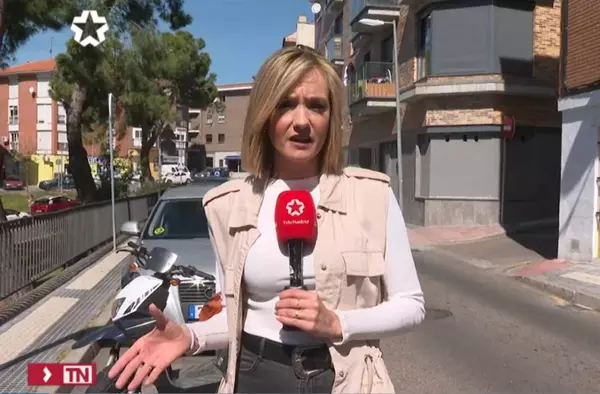 Los okupas que atemorizan a los vecinos de Majadahonda agreden a un equipo de Telemadrid 