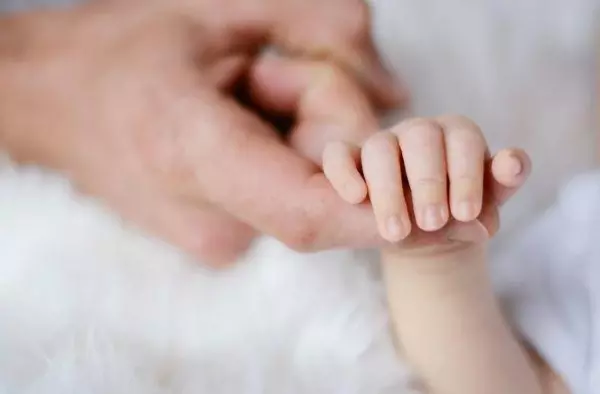 Majadahonda aprueba la convocatoria de ayudas por nacimiento o adopción de hasta 1.300 euros