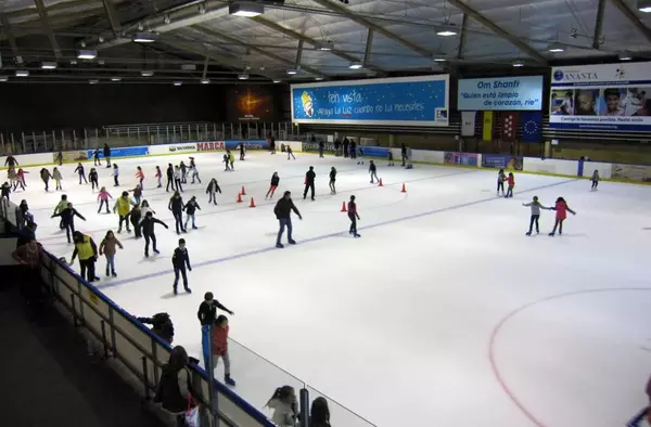 ¿Dónde patinar sobre hielo en Madrid? Descubre La Nevera, la Pista de Hielo de Majadahonda