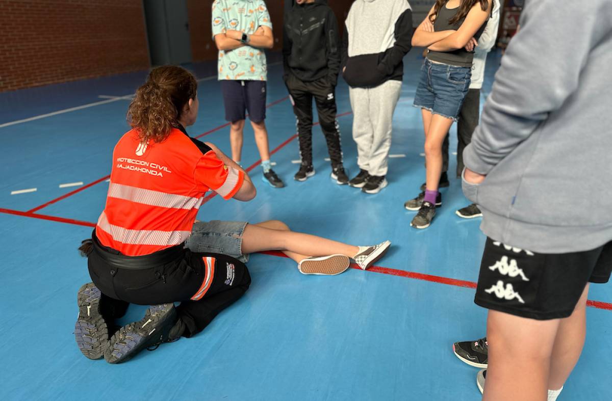 Protección Civil de Majadahonda muestra en los colegios cómo actuar ante una emergencia 