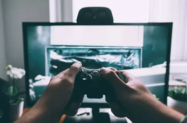 Colaboraciones con artistas contemporáneos para crear experiencias únicas: slots, videojuegos y más